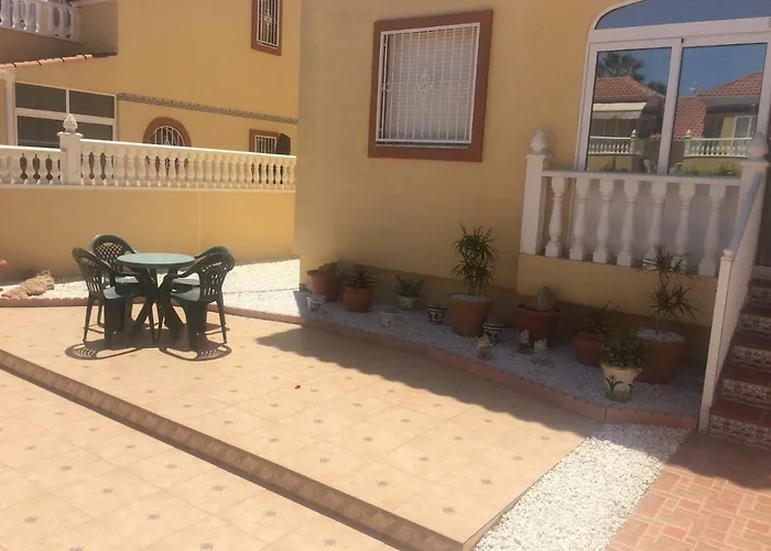 דירה Torrevieja, La Torreta Ground Floor With Large Private Patio Garden טורבייחה