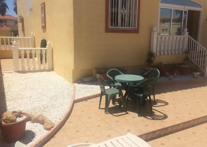 Torrevieja, La Torreta Ground Floor With Large Private Patio Garden דירה טורבייחה