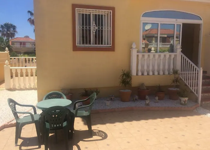 דירה Torrevieja, La Torreta Ground Floor With Large Private Patio Garden טורבייחה